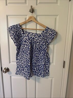 TheGET Blue and White Print Flutter Sleeve Top